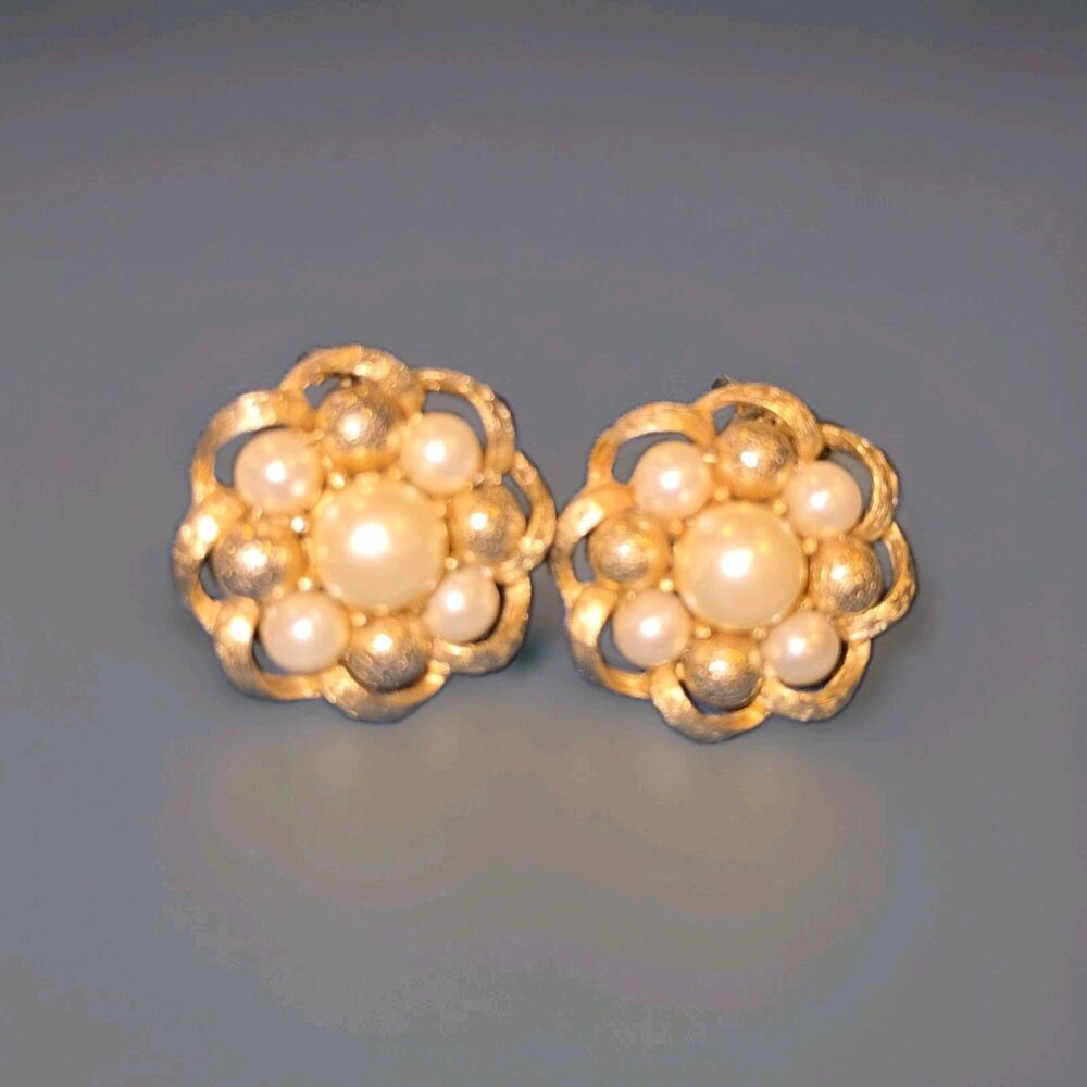 Vntg GoldTone Faux Pearl Cluster Flower ClipOn Earrings Textured Beads Floral 1"